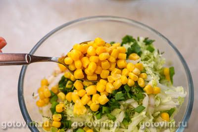 Салат из пекинской капусты с крабовыми палочками и кукурузой Салат из пекинской капусты с крабовыми палочками и кукурузой