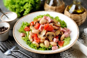Салат с фасолью, ветчиной и грибами
