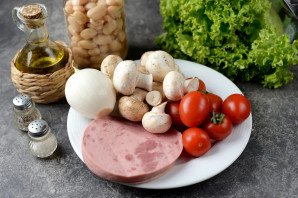 Салат с фасолью, ветчиной и грибами