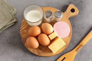 Рулетики из яйца, колбасы и сыра