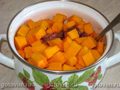 Куриная печень и сердечки, тушенные с тыквой