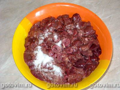 Куриная печень и сердечки, тушенные с тыквой