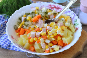 Салат с бужениной и кукурузой Салат с бужениной и кукурузой