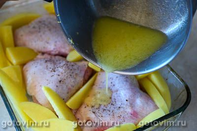 Куриные бедра, запеченные в соусе из сливочного масла с чесноком и лимоном
