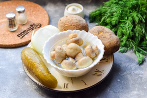 Салат с солеными грибами и картофелем