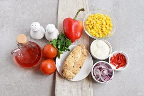 Салат с помидорами и куриным филе