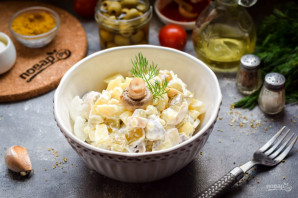 Салат с солеными грибами и картофелем