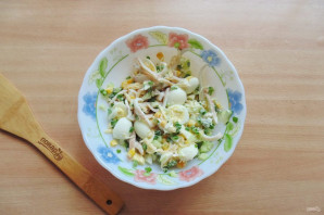 Салат с кальмарами и перепелиными яйцами Салат с кальмарами и перепелиными яйцами