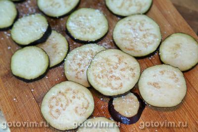 Грузинская закуска «дольки» из жареных баклажанов с орехами