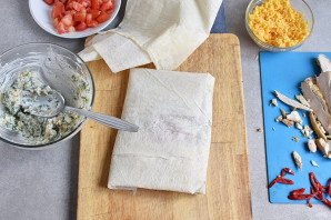 Закуска из лаваша с курицей Закуска из лаваша с курицей