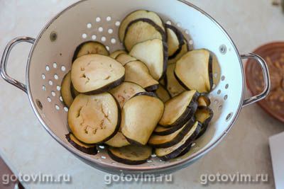 Грузинская закуска «дольки» из жареных баклажанов с орехами