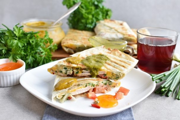 Закуска из лаваша с курицей Закуска из лаваша с курицей