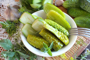 Малосольные огурцы с мятой и чесноком Малосольные огурцы с мятой и чесноком