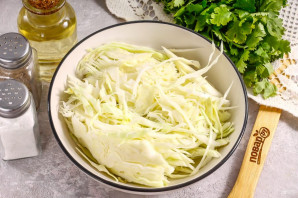 Салат с капустой и кинзой