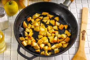 Шоколадные блины с карамельными яблоками