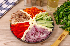 Салат кучками с корейской морковкой Салат кучками с корейской морковкой