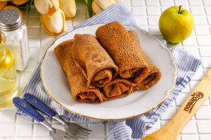 Шоколадные блины с карамельными яблоками
