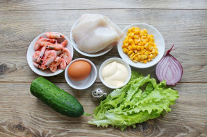 Салат с кальмарами, креветками и кукурузой Салат с кальмарами, креветками и кукурузой