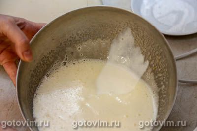 Кекс на кефире с яблочными дольками и карамельной корочкой