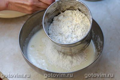 Кекс на кефире с яблочными дольками и карамельной корочкой