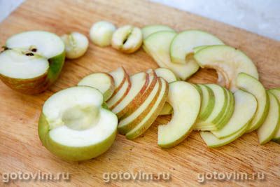 Кекс на кефире с яблочными дольками и карамельной корочкой