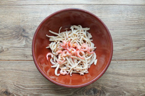 Салат с кальмарами, креветками и кукурузой Салат с кальмарами, креветками и кукурузой