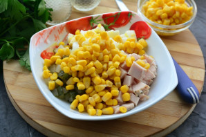 Салат с копченым мясом и кукурузой